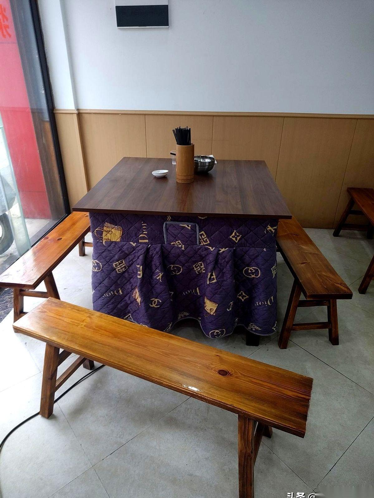 我今天算是长见识了，吃饭的桌子，底下居然是带烤火功能的。真的，桌板下面围了一圈