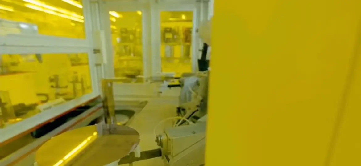 中际旭创及其上游设备商和材料商•中际旭创业绩亮眼：一季度狂赚57亿，同比增长2