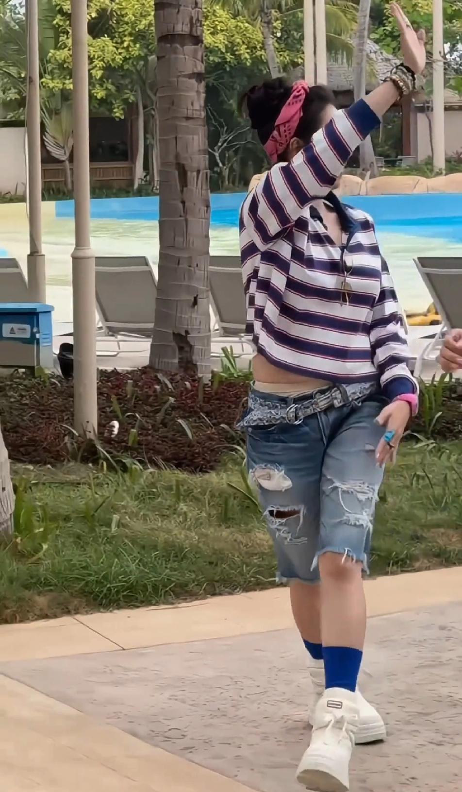 46岁了，张柏芝在三亚抬手那一瞬间，我直接看愣了。风把那件超短的条纹上衣一吹