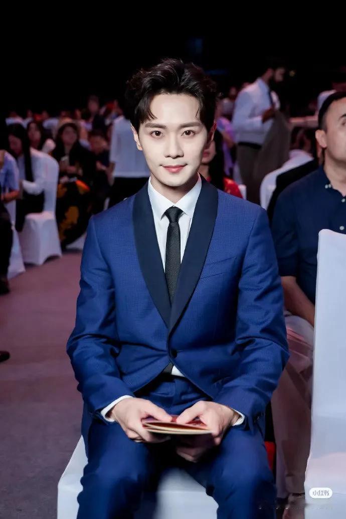 太惊艳！曹骏亮相2025上合组织国家电影节闭幕式红毯，一袭蓝色西装笔挺帅气，身姿