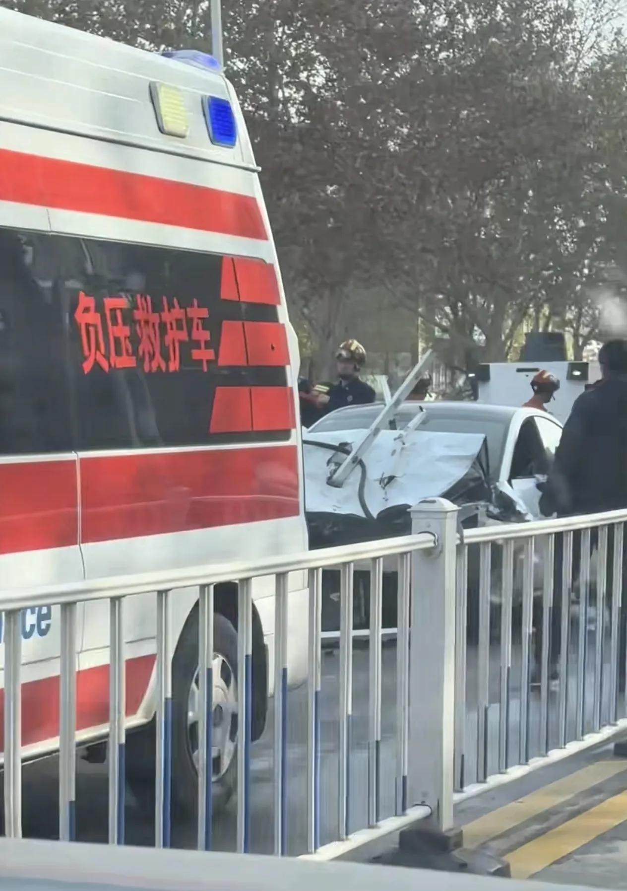 12月1日，河南濮阳。网友发布视频，早高峰期间，一车主驾驶一辆小米电动车将某路段