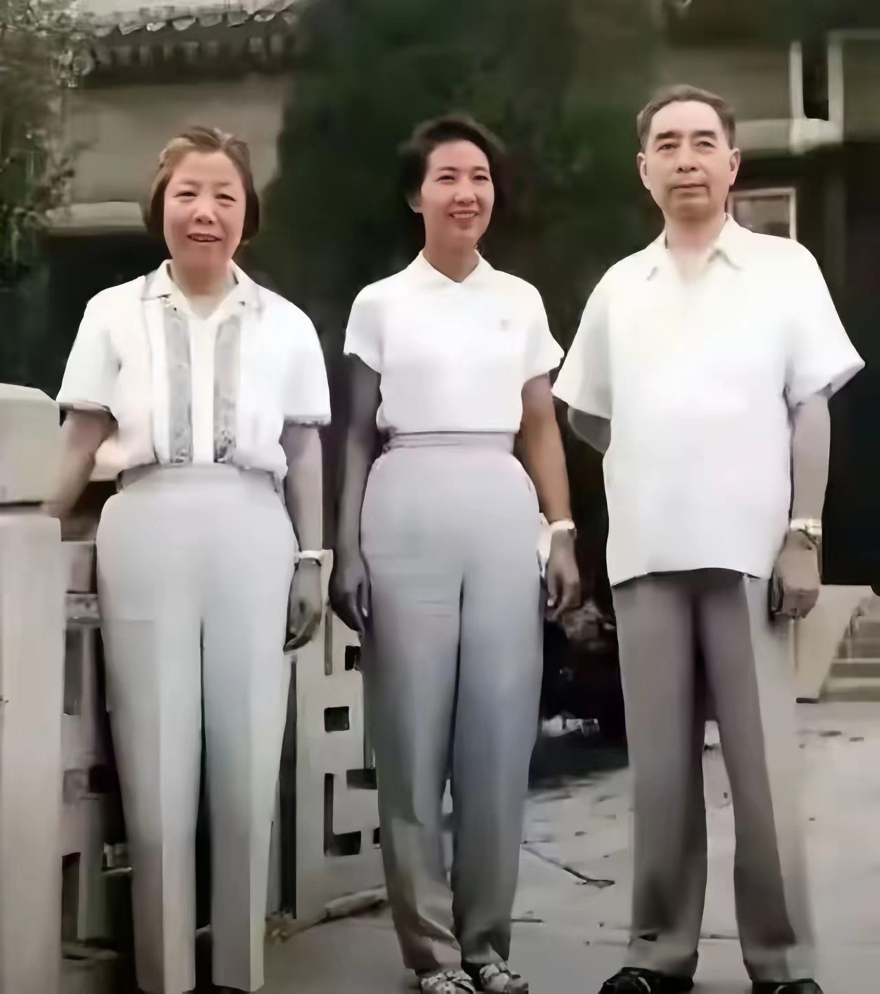 这珍贵的老照片拍摄于1960年的北京。照片是周恩来夫妇和一位越剧大师的合影。这位