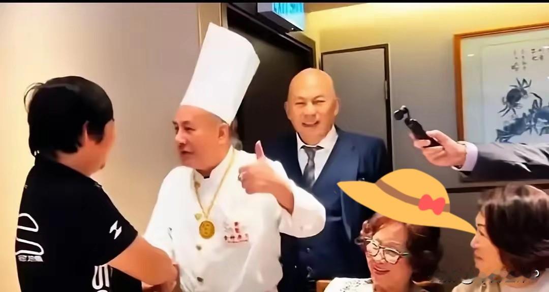张雪去香港吃了顿饭，没掏一分钱，食神戴龙给他做了整桌菜，最后双手递上名片——这顿