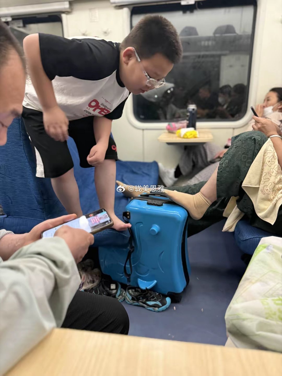 现在火车硬座都这样了吗