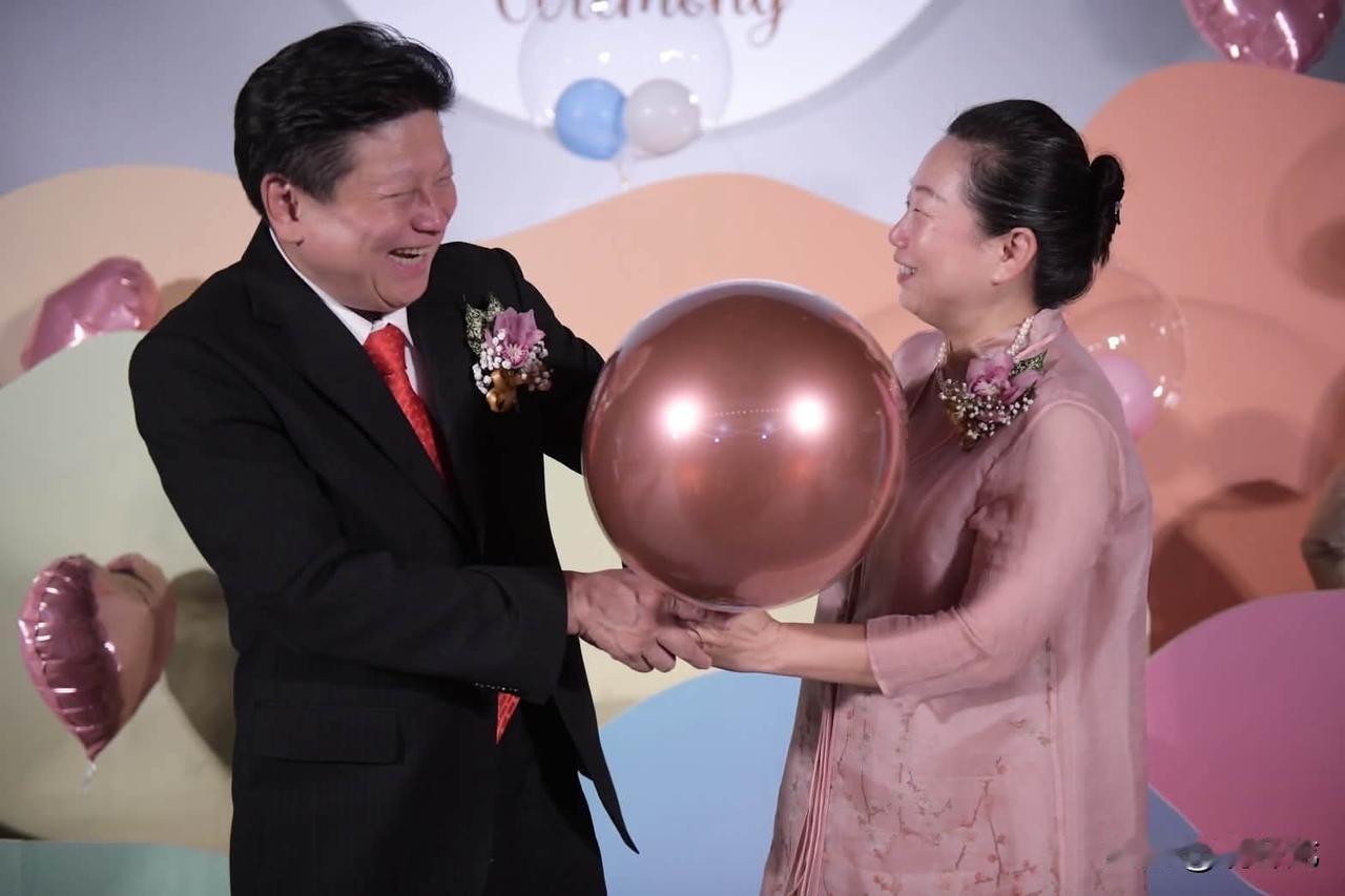 七夕情人节，国民党团总召傅崐萁和他妻子徐榛蔚（花莲县长）出来“秀恩爱”了，傅崐萁