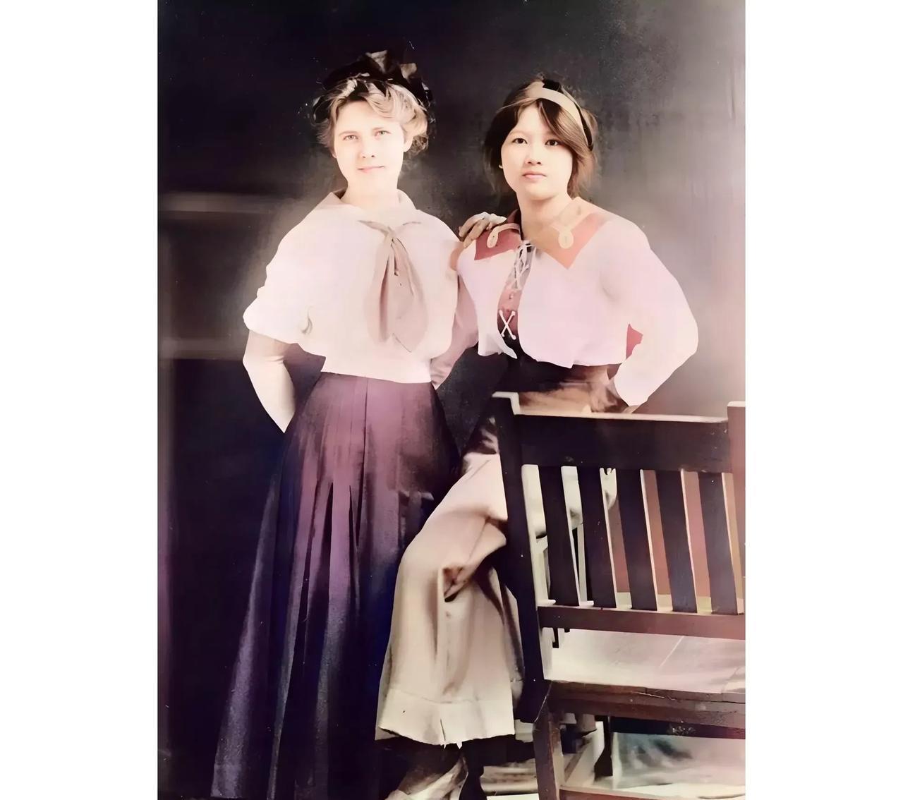 1912年，宋庆龄先生在美国求学时与同学的合影老照片，那年她19岁，优雅甜美气质