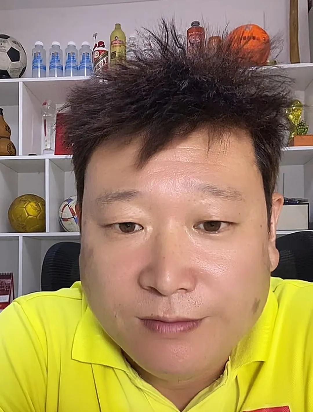 足球博主牛刚透露，山东泰山主教练韩鹏本赛季不会下课。牛刚在直播时表示，据他所知
