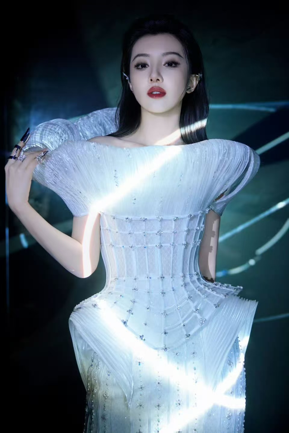 时尚32周年时尚之夜王鹤润时尚之夜，一袭未来感白裙自带流光，在科技感光影中诠释清