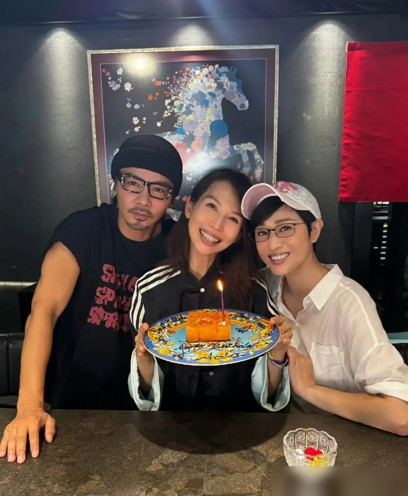 蔡少芬过个生日，桌上那个蛋糕还没我拳头大，一堆人喊张晋太抠了。可她跟陈法蓉俩人正控糖控脂，蛋糕就是走
