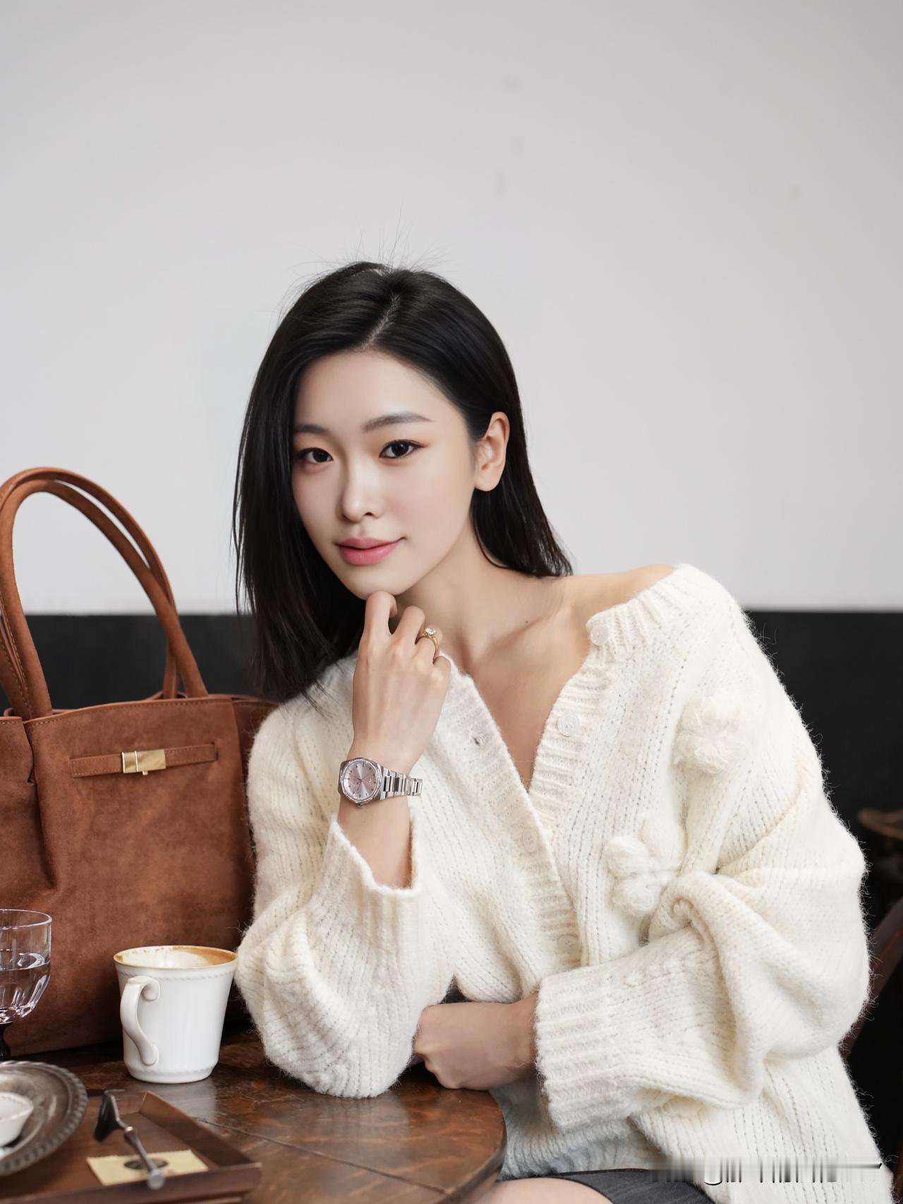 冬日暖阳下的咖啡时光，简直是神仙般的享受。找个靠窗的位置坐下，阳光透过玻璃洒在身