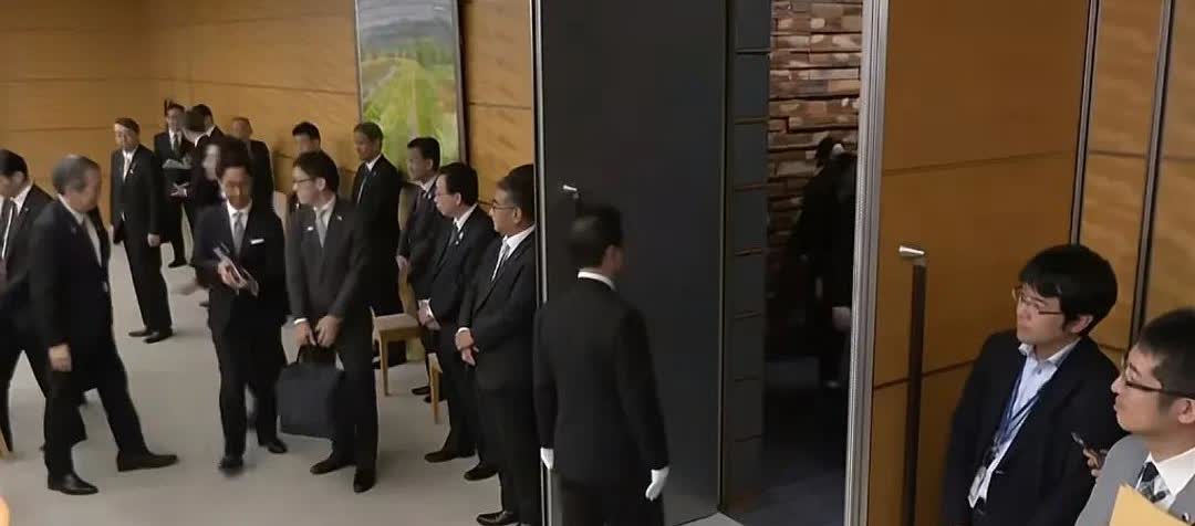 昨天李在明和石破茂在日本首相官邸举行会谈。日本人在礼仪这方面很严谨，引导员是全场