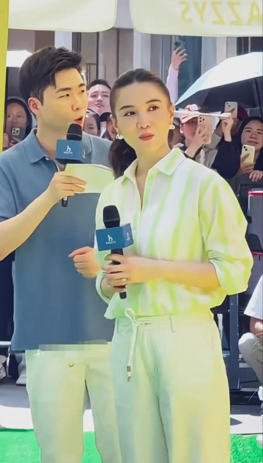 宋佳好大气的东北大妞，绿色条纹上衣清爽靓丽！表情丰富，性格豪爽，开怀大笑，毫不掩