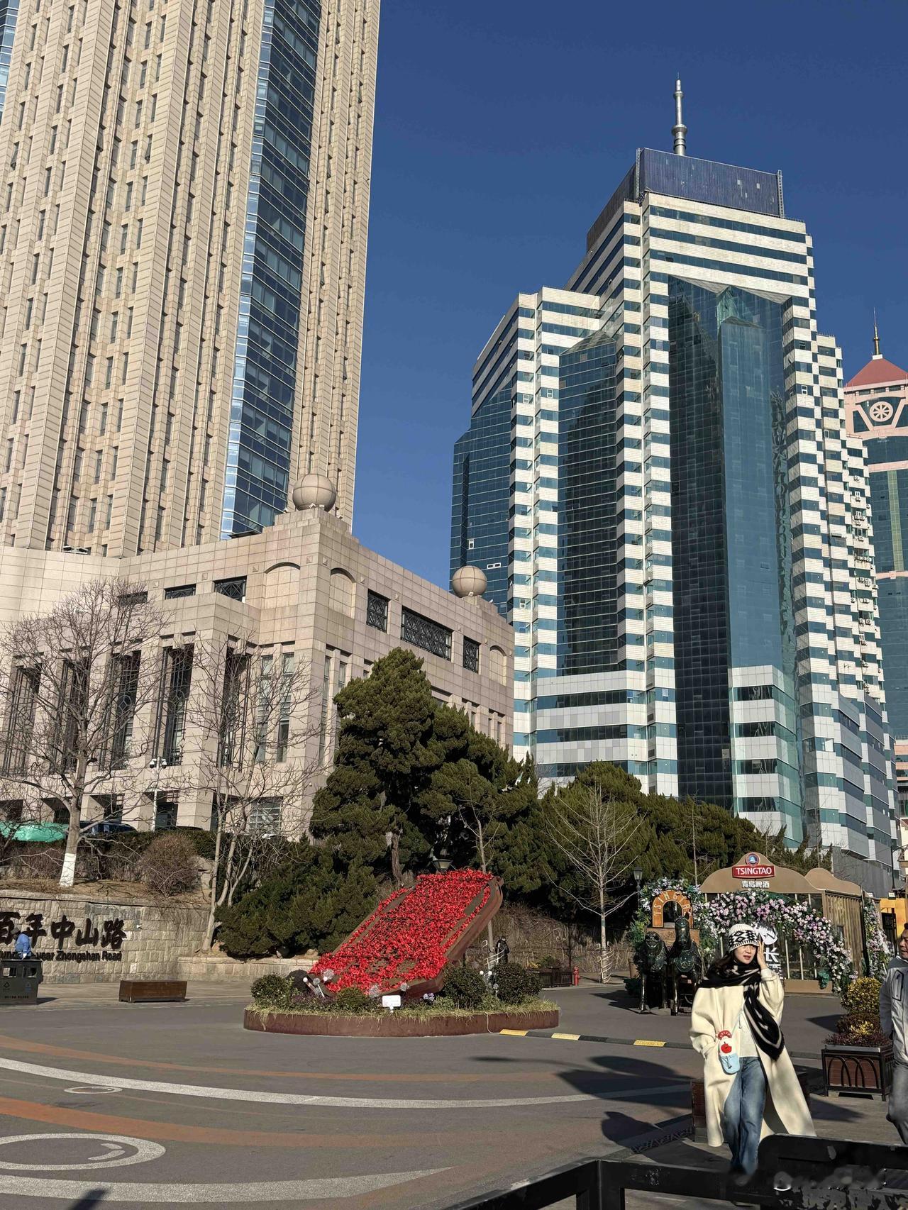 我昨天上午本来打算去青岛中山公园走走的，我忽然想起去栈桥看海欧去，我一个人独自专