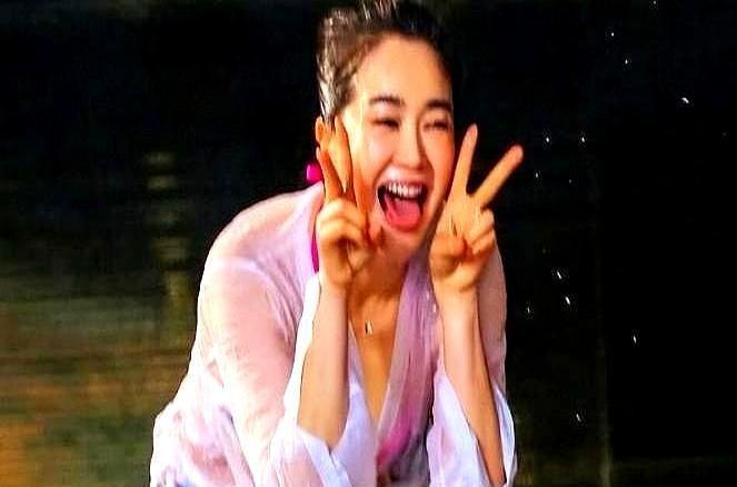 三年前，全网嘲她只剩流量。三年后，她一拳砸穿了那层玻璃天花板。离婚那阵，所有