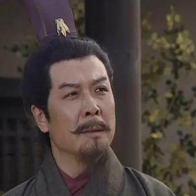 公元201年，兵败的刘备投靠了刘表。曹操在官渡之战后逐步打败了袁绍，刘备虽尽力自