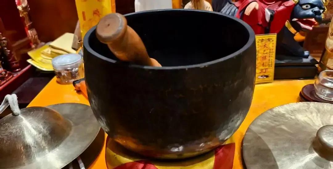 刷到一堆短视频把“伤官女”吹成独立女王，我差点笑出声。古代八字里那句“克夫”被