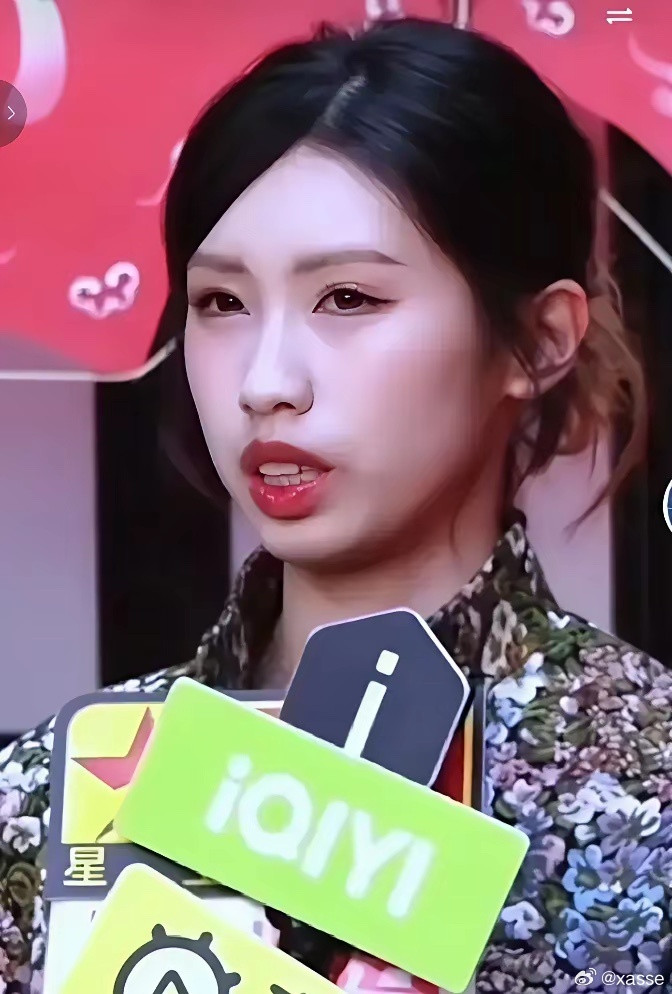 冯小刚收养的养女徐朵，咋和冯小刚长的一样。这不妥妥的父女俩。