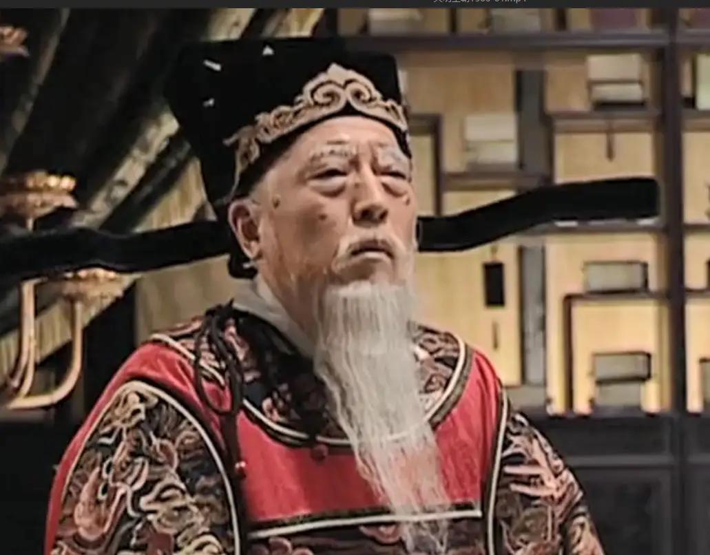 1565年，85岁的严嵩被抄家，儿子严世蕃被处斩，严嵩跪在徐阶面前哀求：“能否留
