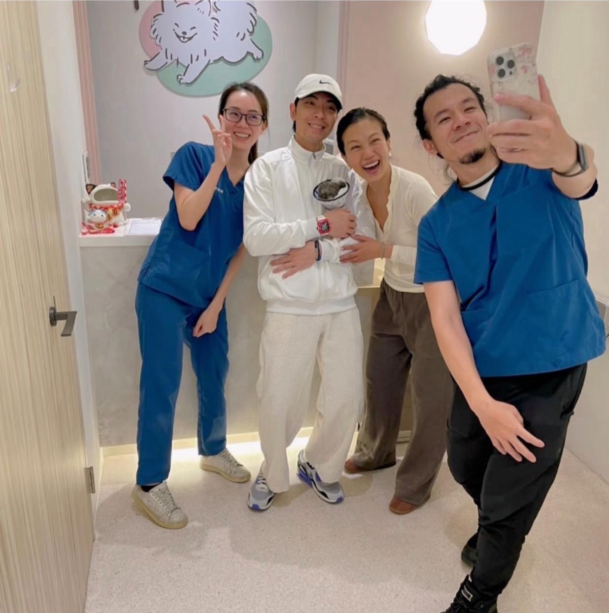 39岁萧敬腾和老婆林有慧带宠物狗到医院去拔牙。夫妻俩的外表看起来年龄差距明显。林