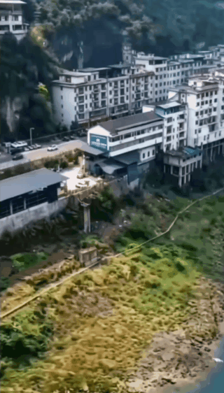 重庆彭水山体崩塌看到这样的画面，心底瞬间被沉重的窒息感裹挟，只愿灾难少一点……重