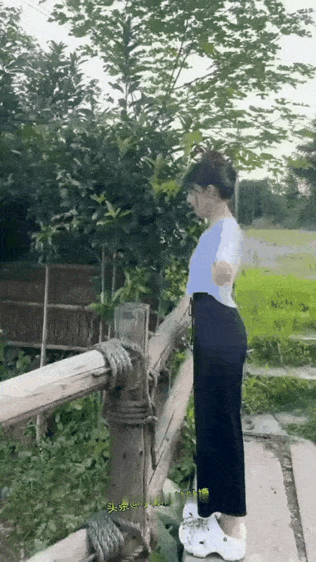 姑娘莫千翻，掉沟里会湿身的