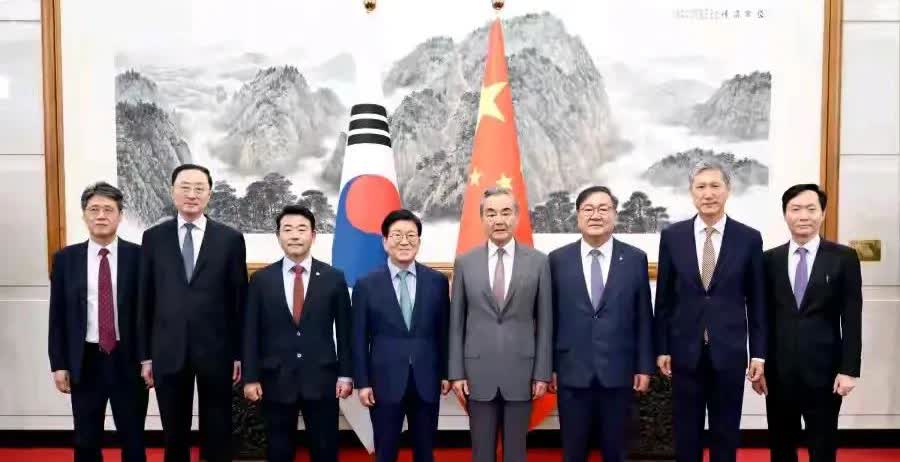 美国礼宾副司长接待韩国总统，而我国外交部长王毅接待韩国总统特使团，是不是我们