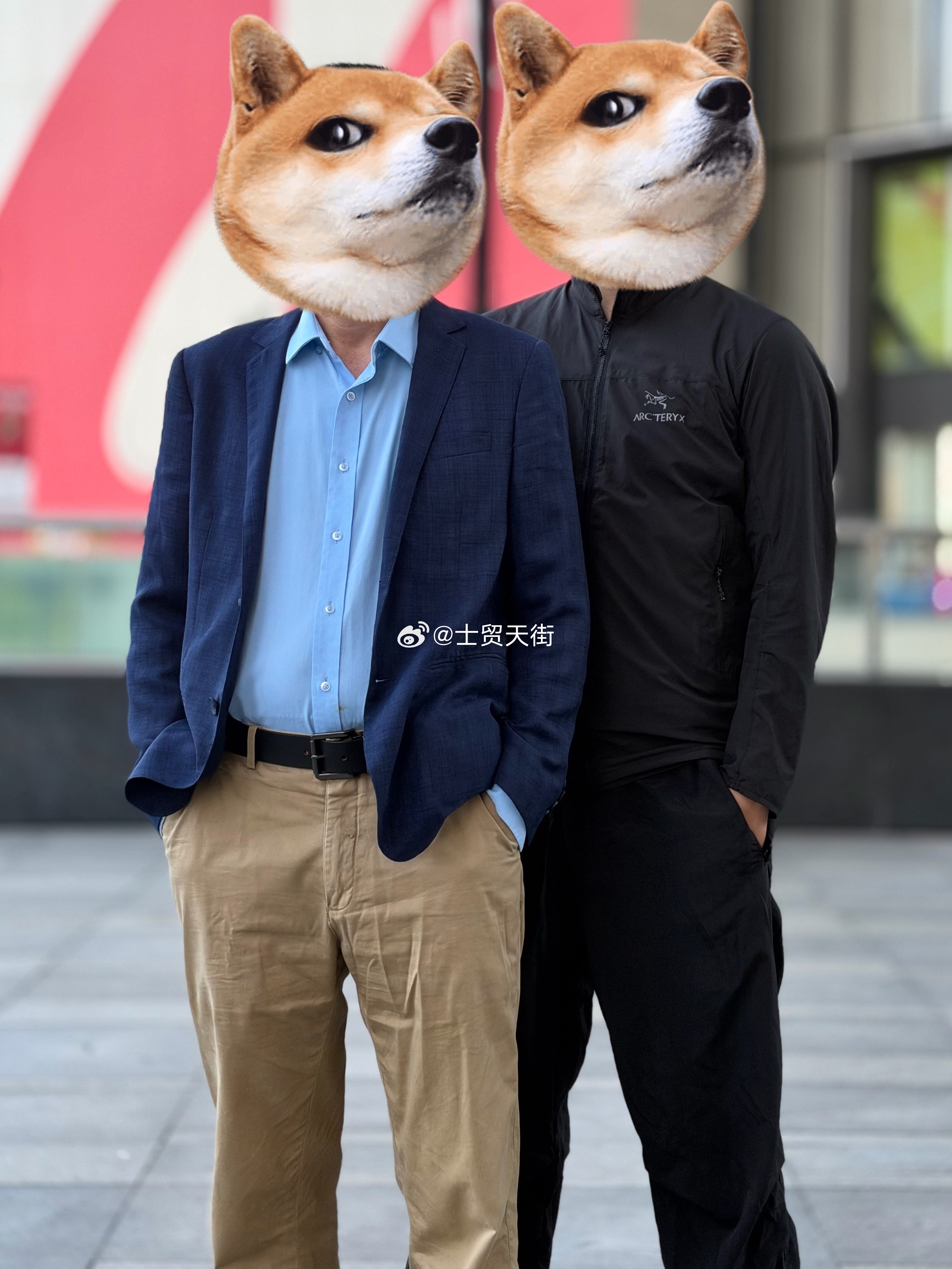 他说：我俩是不是好久没合过影了？然后我就掏出手机立在旁边柱子上…​​​