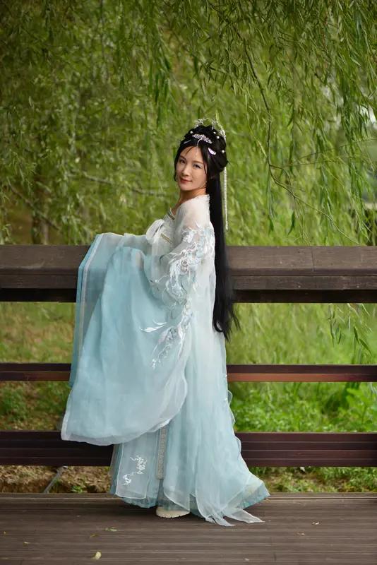 我来说一下阅读评论的好处，当你去阅读别人作品的时候，就能积累经验和更多的知识，评