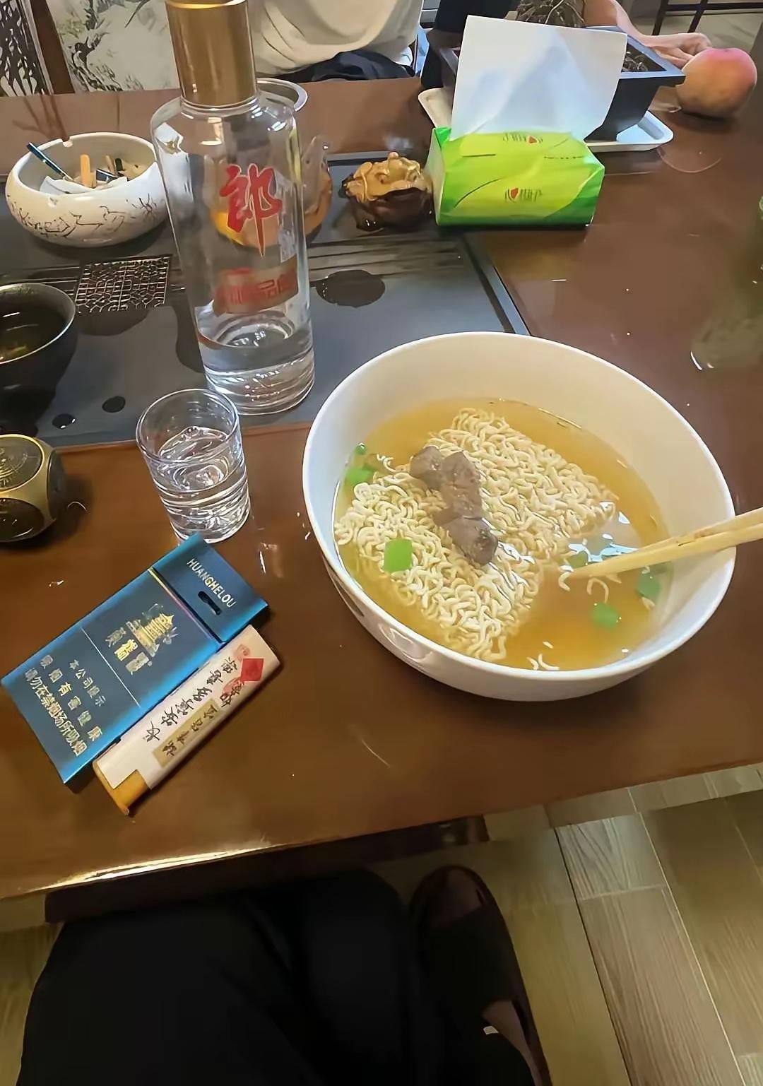 泡面上的是法式鹅肝吗？大家有认识的吗？