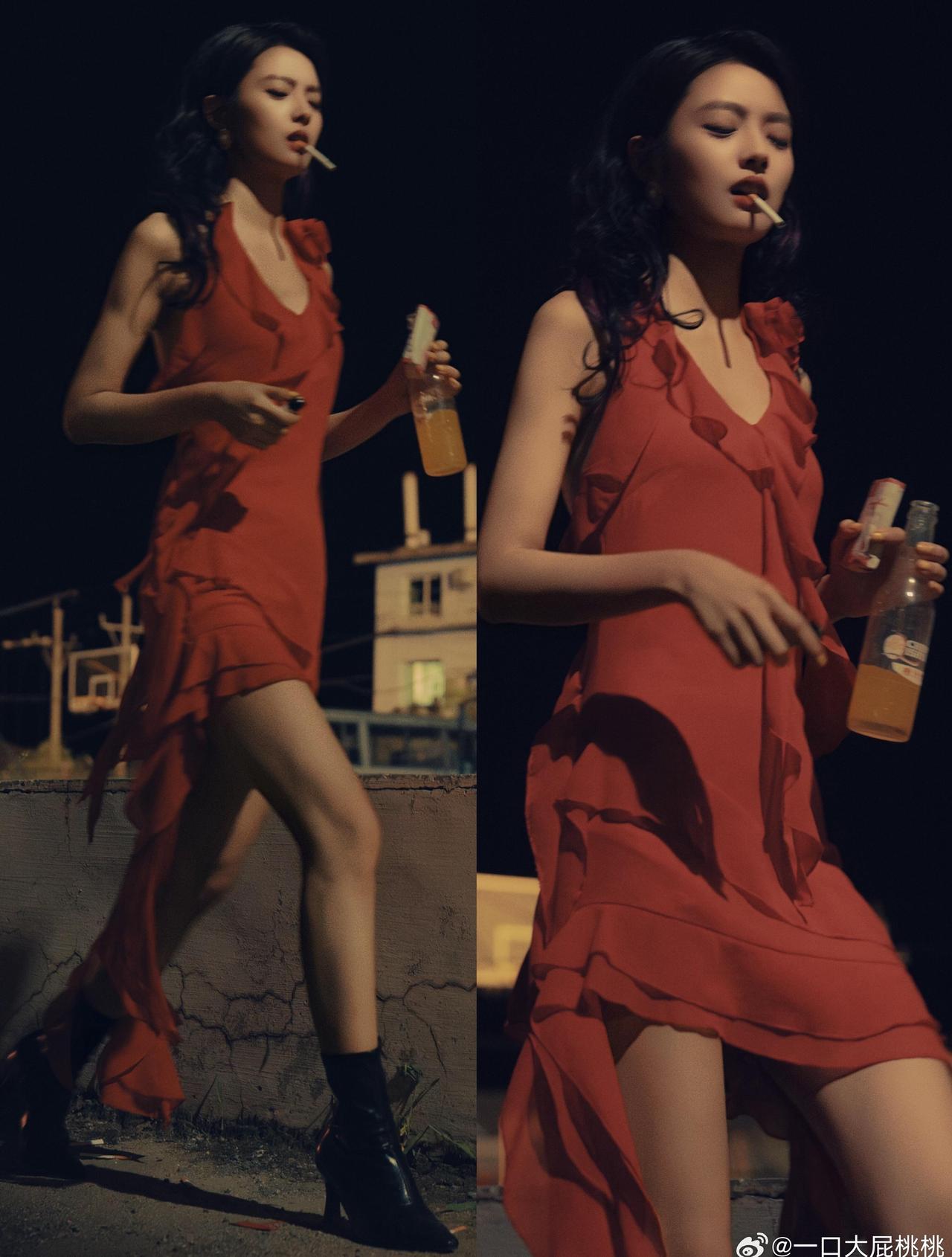 徐若晗岁月有情时里的红裙造型，很港风艳丽！​​​