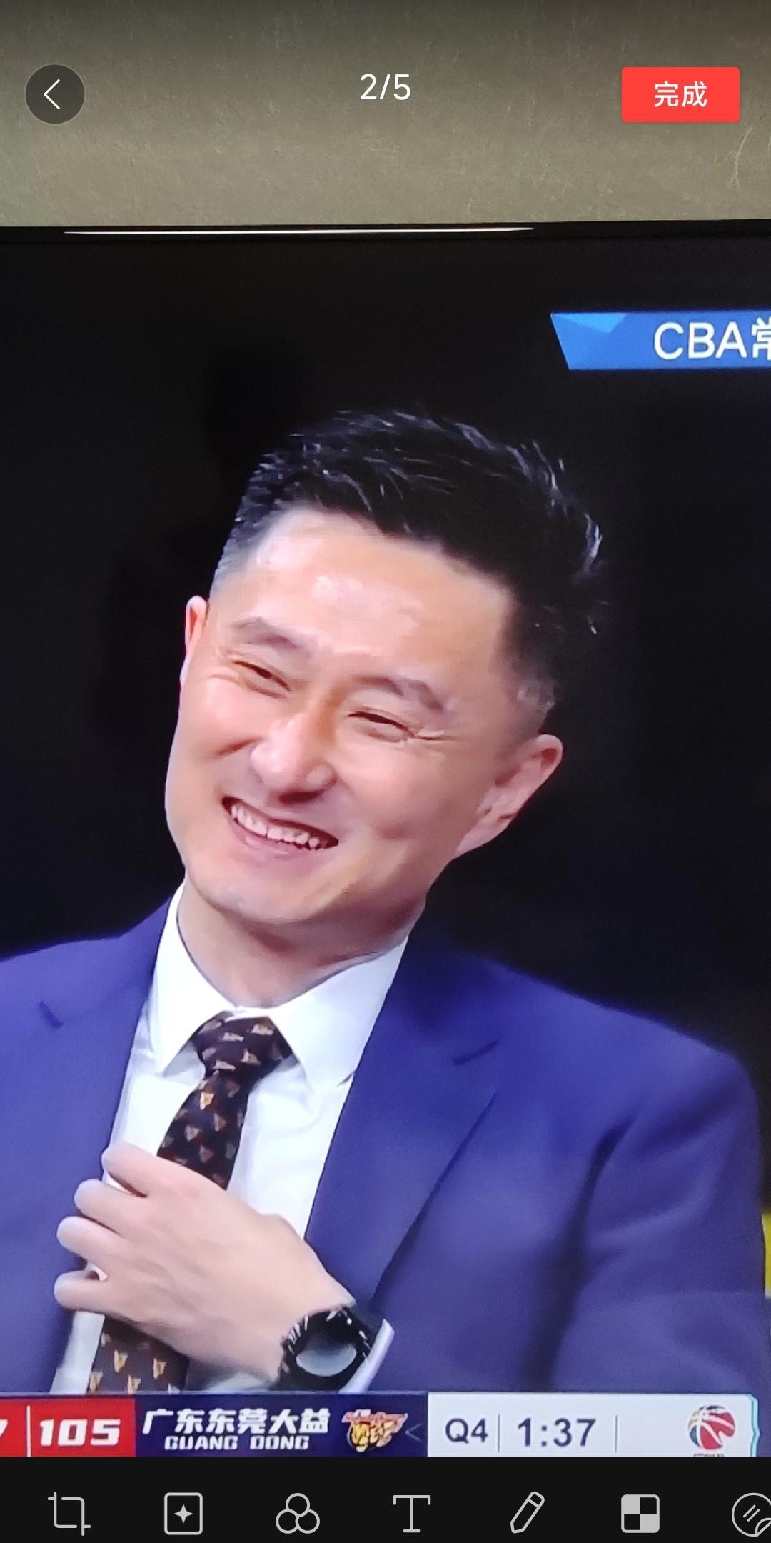 徐杰的风头被广东男篮的两个超级外援给盖了，沮丧尽显，昨晚仅仅得到7分，5篮板，3