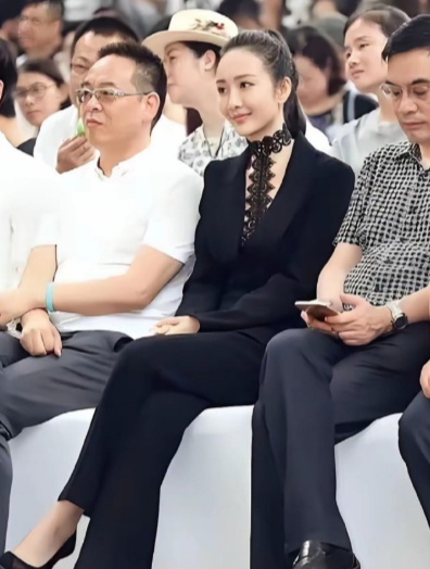 王鸥优雅气质出众，人群中的焦点