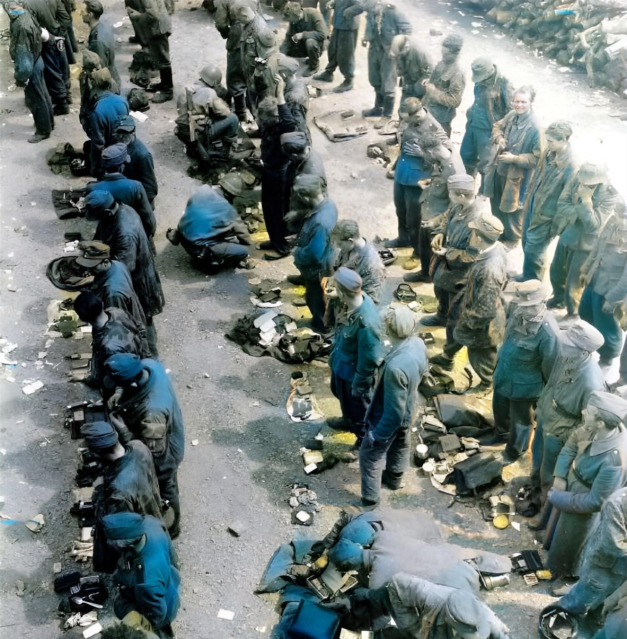 1945年，美军俘虏了大批的德军。这些德军首先被全部缴了枪械。这样，他们就不会对