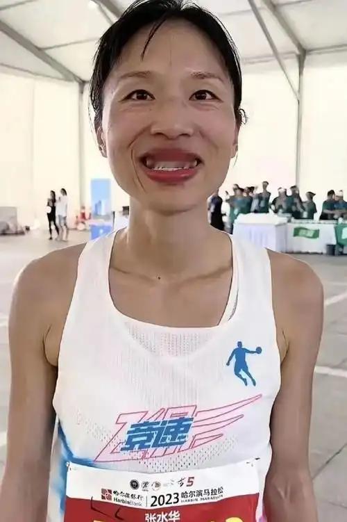 最快护士张水华，50天挣了23万奖金！1、东营马拉松，国内第二名，奖金1.5万