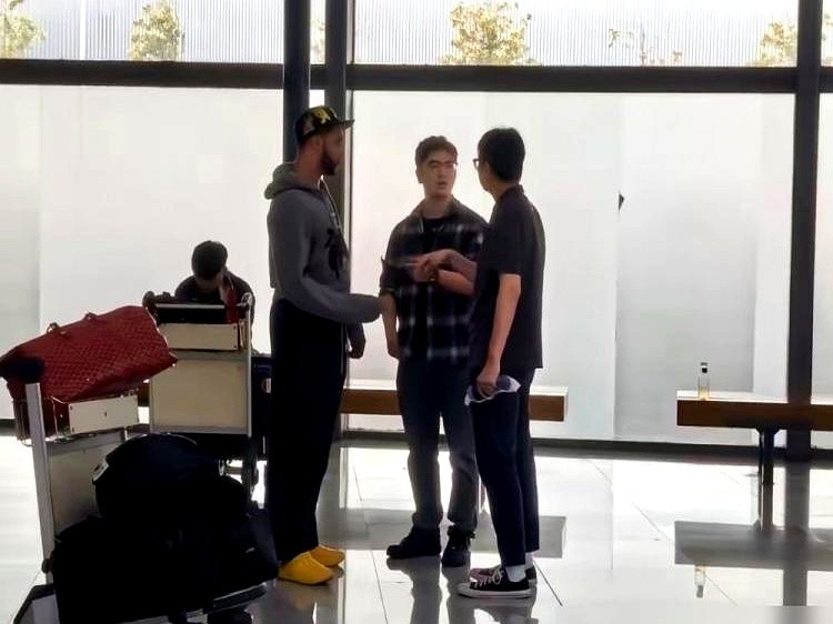 青岛男篮死攥着俩外援不换，别以为人家躺平了，这是盘大棋。留人不过是保战绩底线，高层眼珠子早盯死了大洋