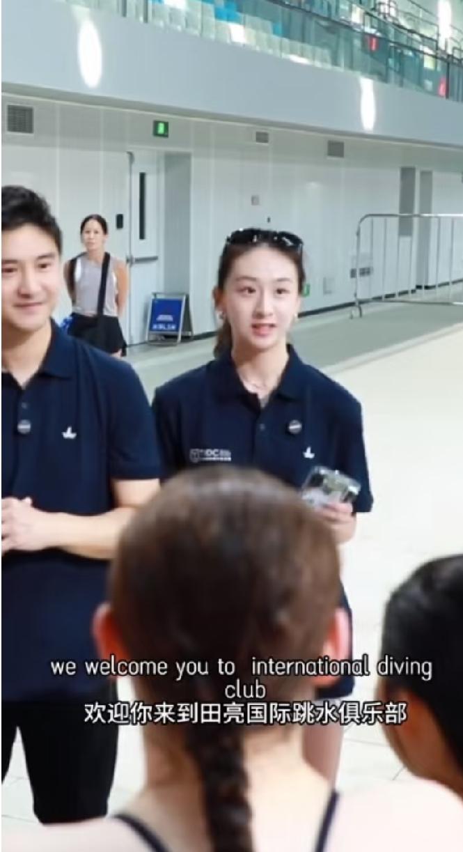 森碟也太亮眼了！刷到田亮女儿森碟现身三亚爸爸的跳水俱乐部。接待外国友人时