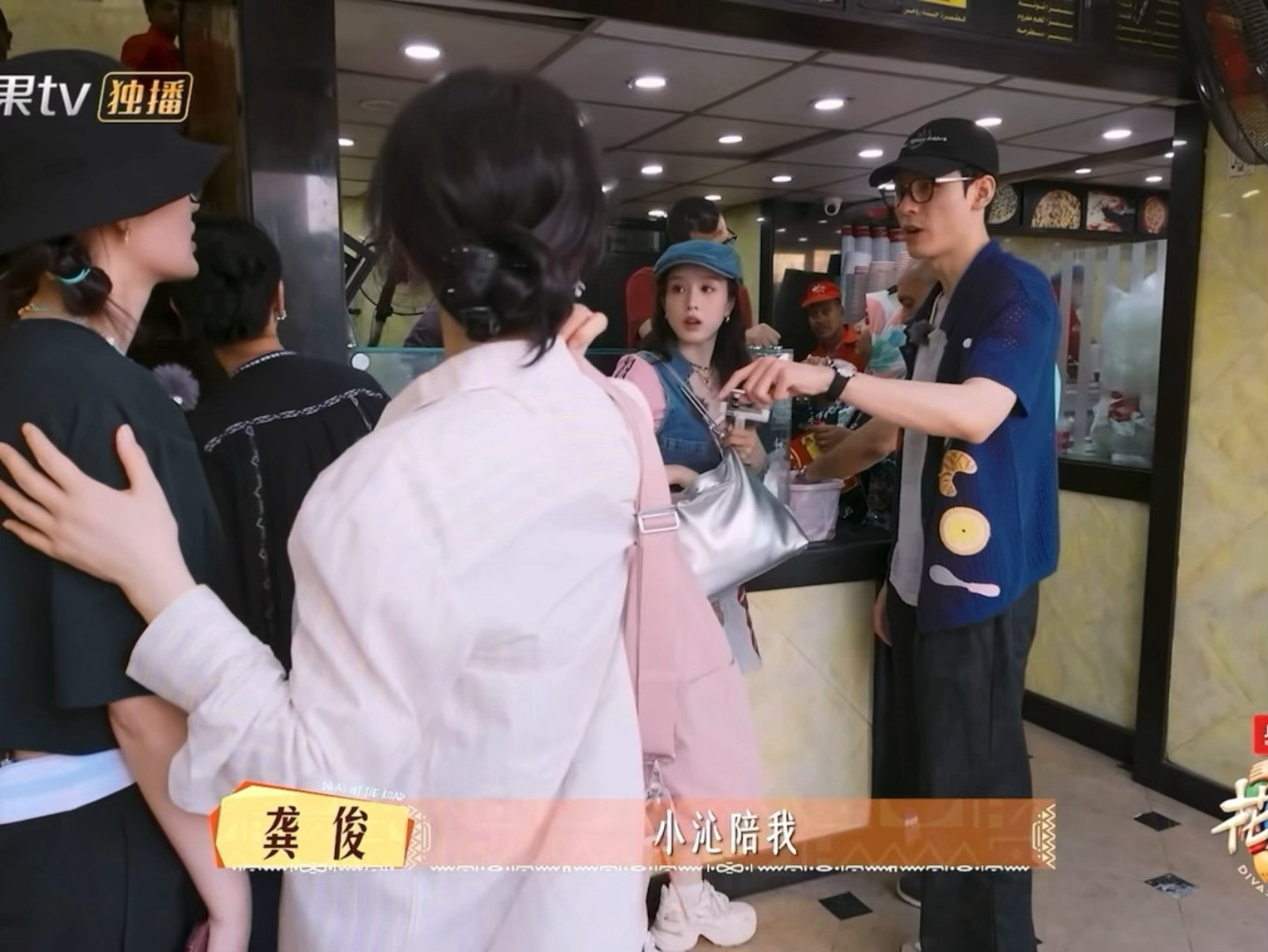 沁年才俊你拿什么输[哭哭][哭哭][哭哭][哭哭][哭哭][哭哭]请看这三张live：（还是