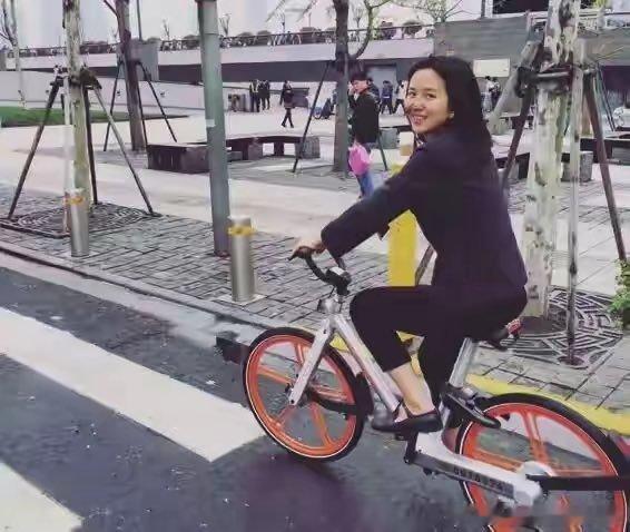 还记得摩拜单车吗？很多人好奇，拿到这笔巨款之后，她活成了什么样？2018年4月，美团27亿美元收购摩