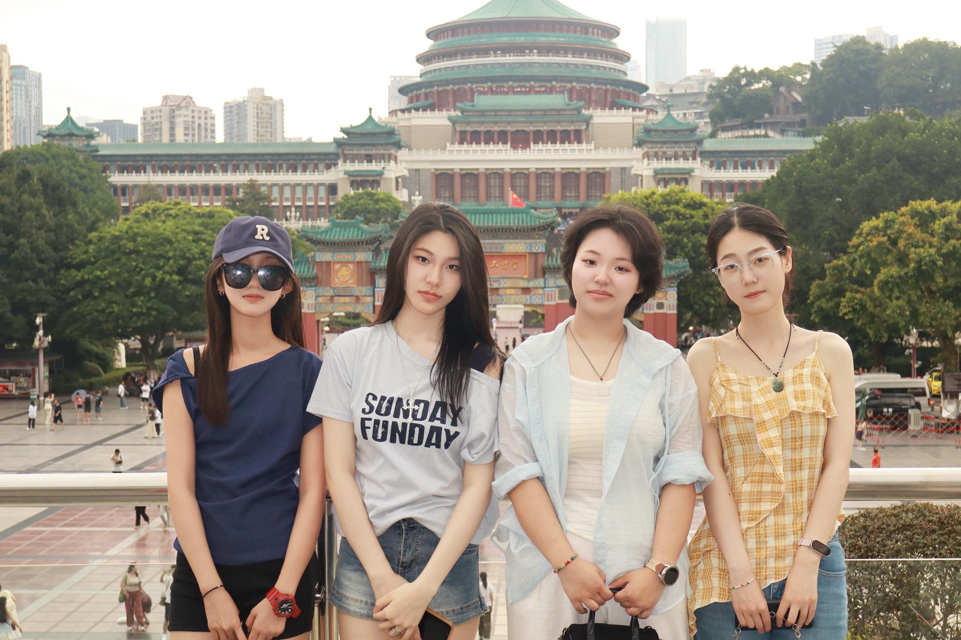 人还是要保持因生活细碎而满足的能力，比如和朋友出去旅行🧳，品尝久违的...