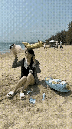 这个美女也太没有眼力劲了，一屁股坐在了人家肚子上，竟然没有一点感觉。男子喊了几声