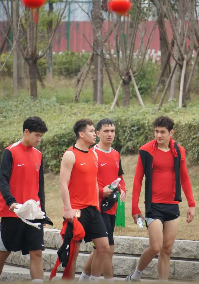 最新流出的照片显示，买提江依然留在成都蓉城队里，这意味着他大概率已经续约今年，