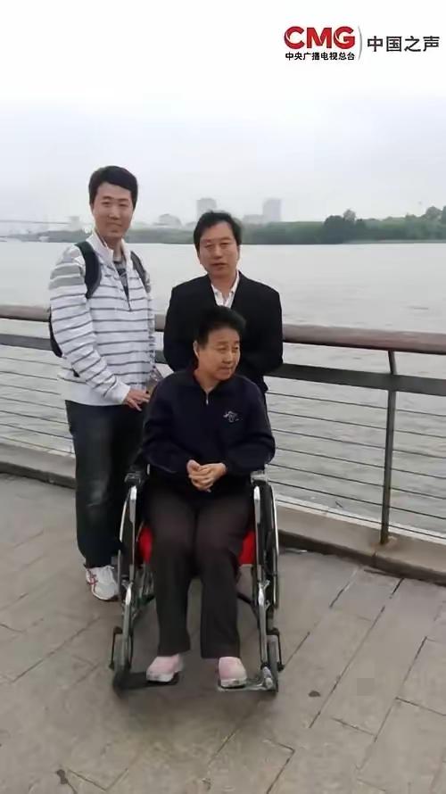 这个谎撒的太大了！近日，央视媒体曝光了上海一位警官，他竟然假扮山西一对老人的儿子