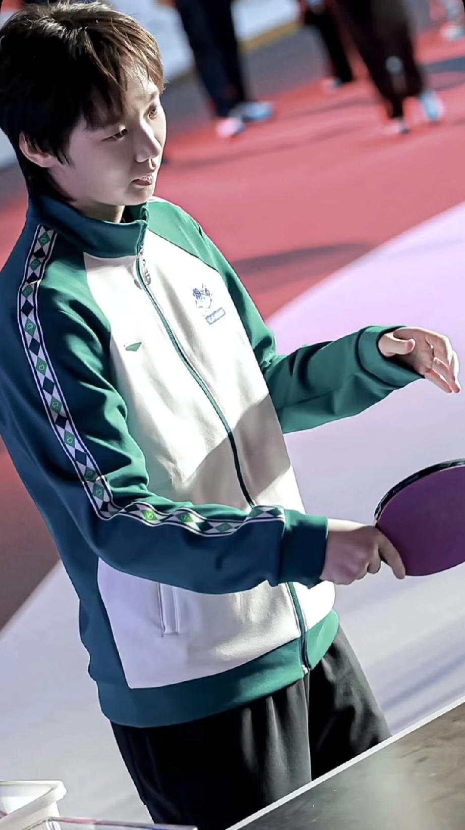 王曼昱昨日参加Lining乒乓订购会活动特写！板板正正，穿着新款品牌运动服，衣