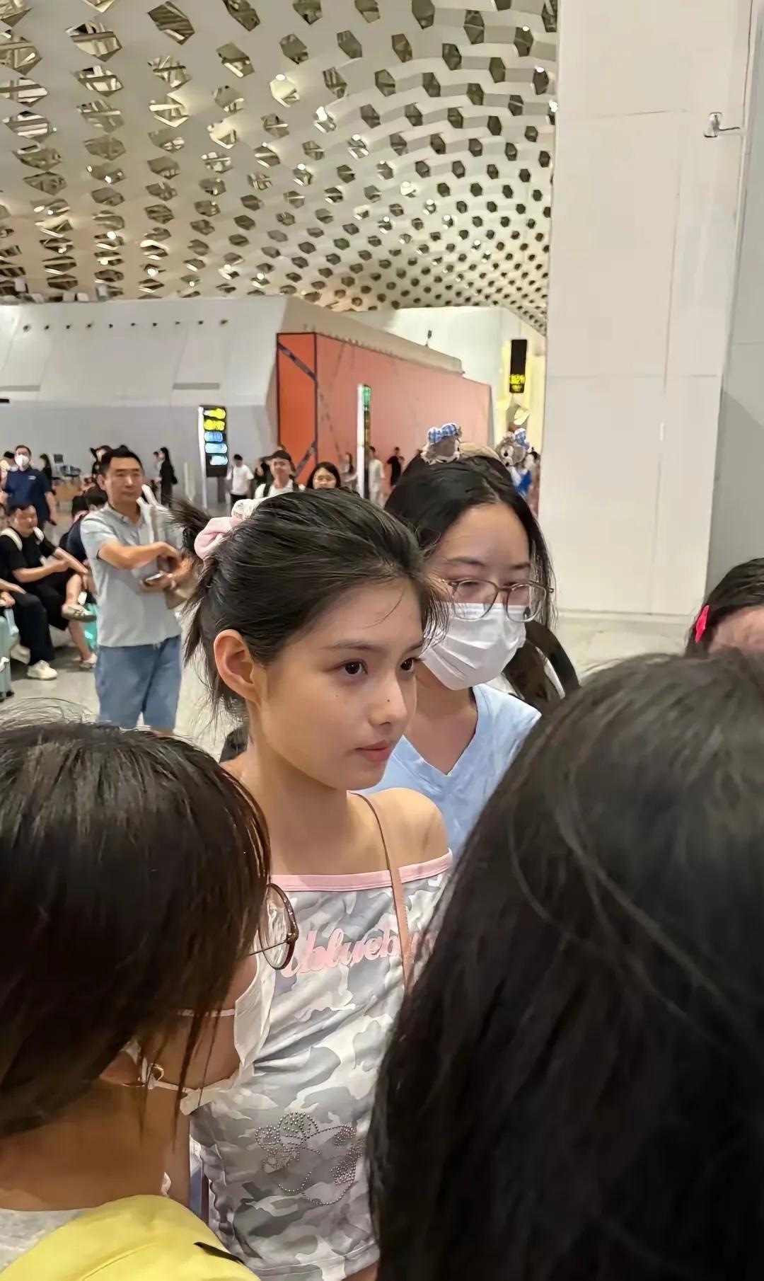 有些女孩天生适合戴眼镜。不戴眼镜，在江浙沪一带，就是路人水平。戴了眼镜，在江