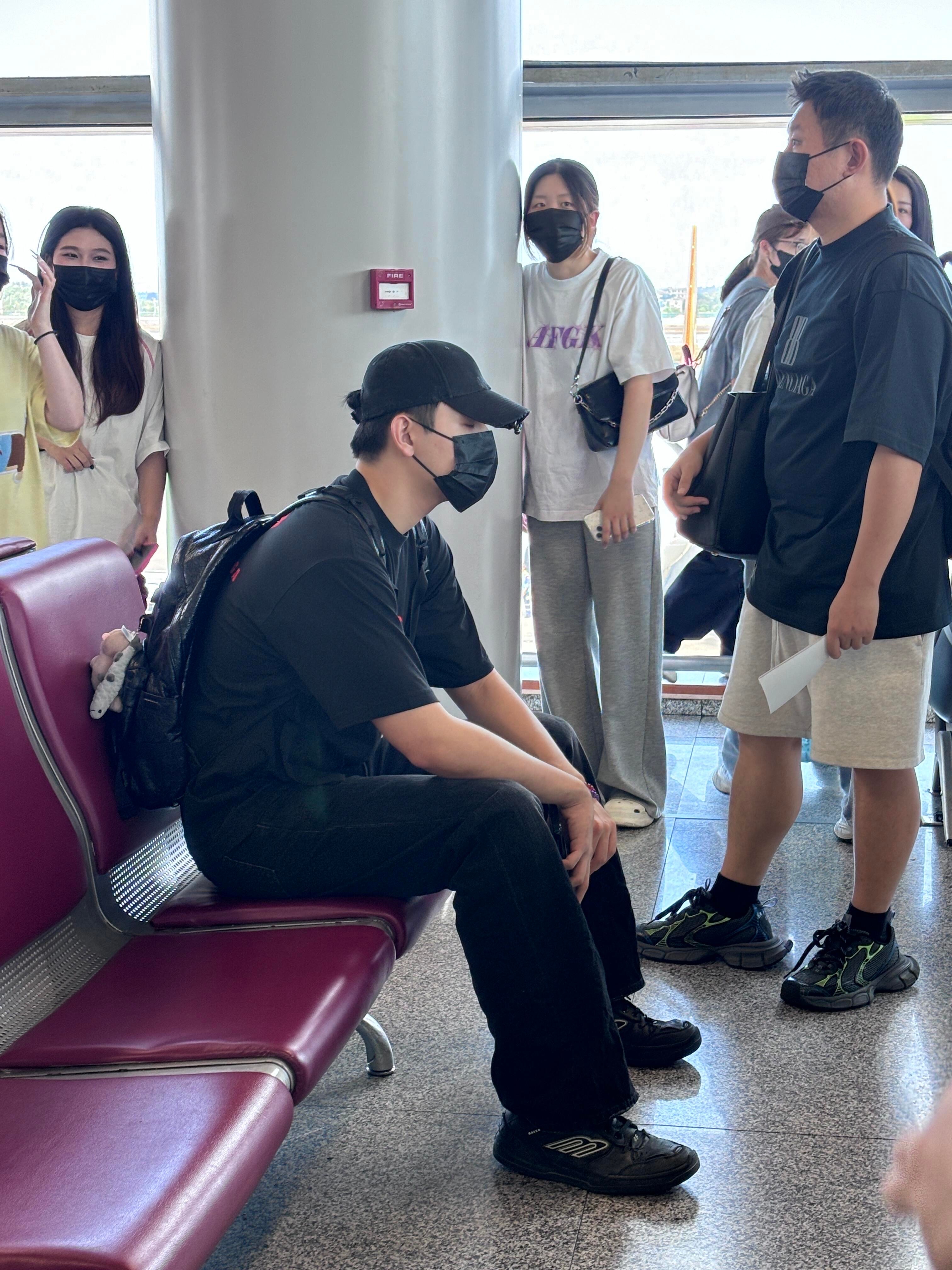 网友机场偶遇陈飞宇，他是不是变胖了啊​​​