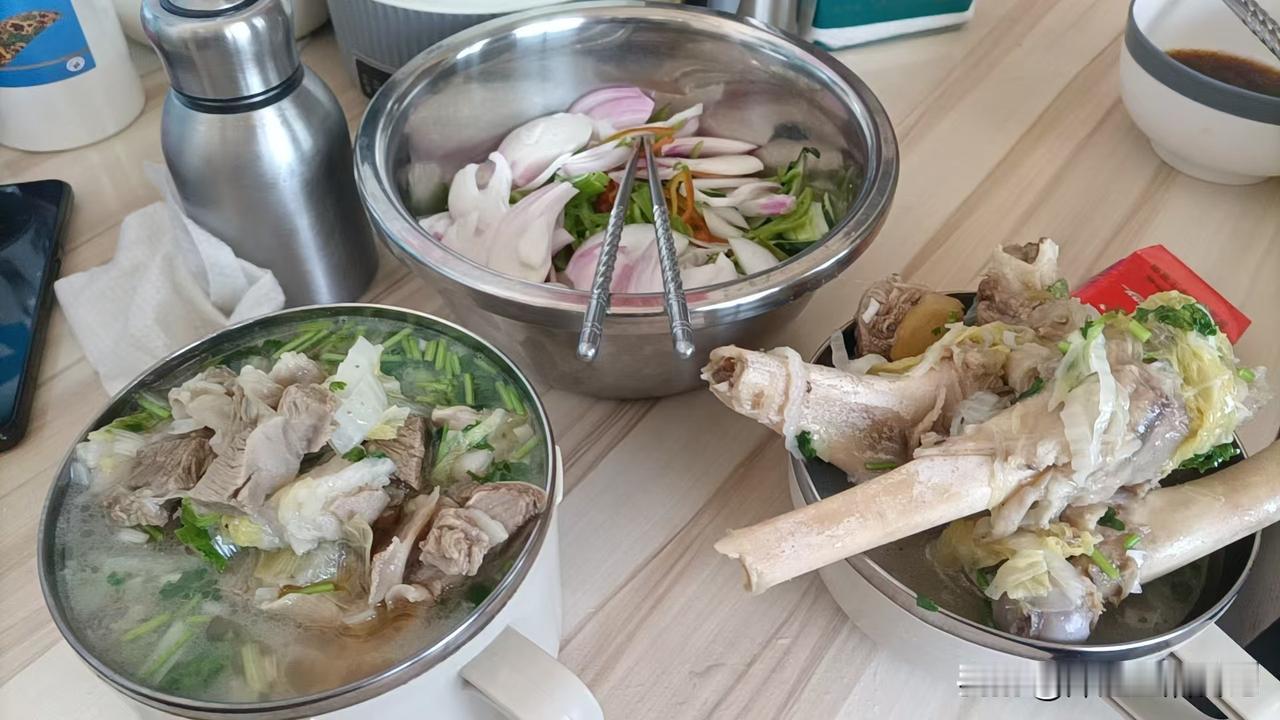 昨天上午老公打电话让我去超市喝羊肉汤，他买了50块钱的羊肉，几根羊骨头，我说不想