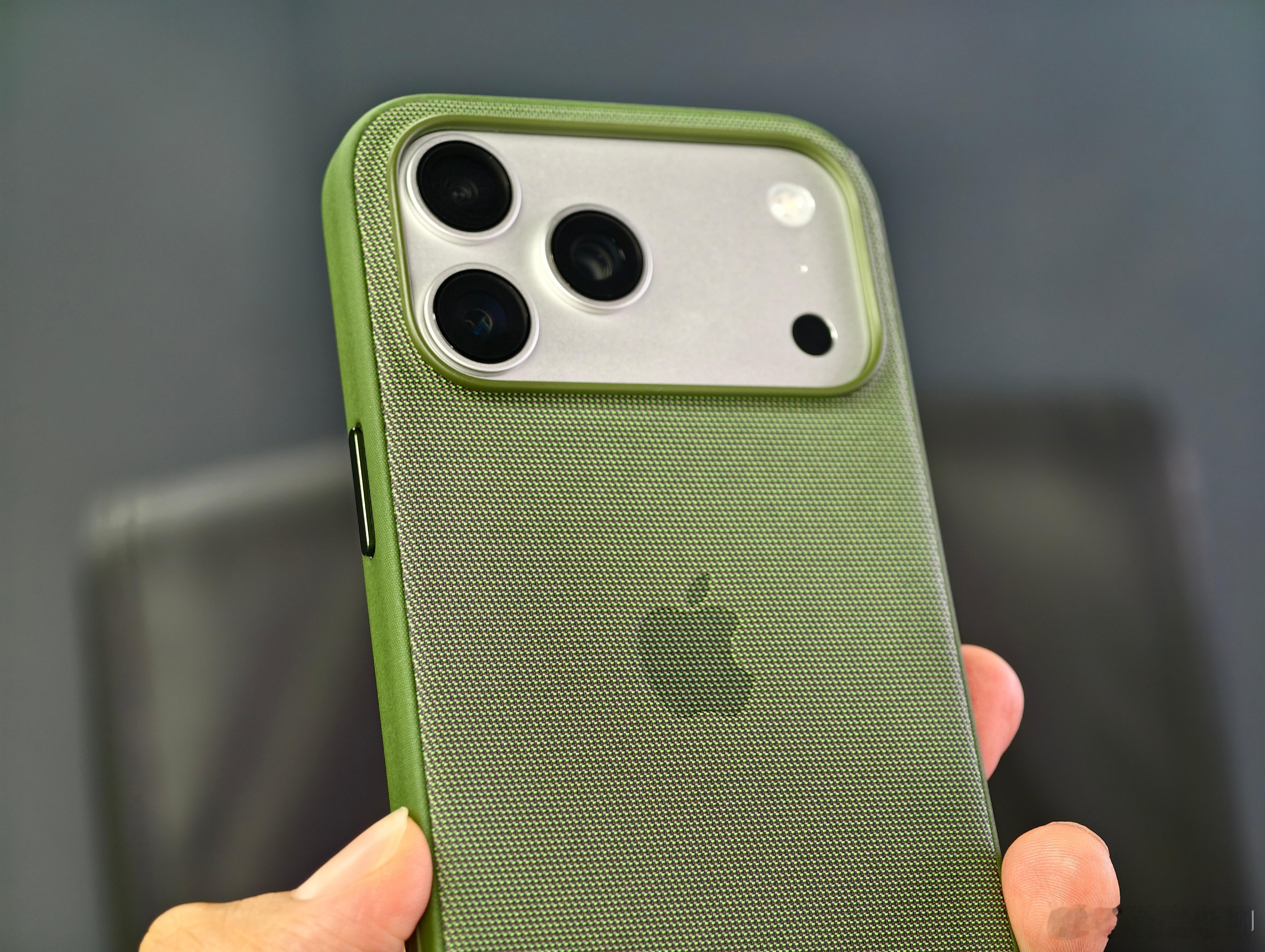 iPhone17ProMax这个400多的原装手机壳咋样？​​​