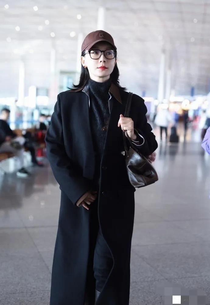 48岁陈数的机场私服太可了！黑色大衣沉稳，灰色高领衫显质感，靴子利落，整体时髦高