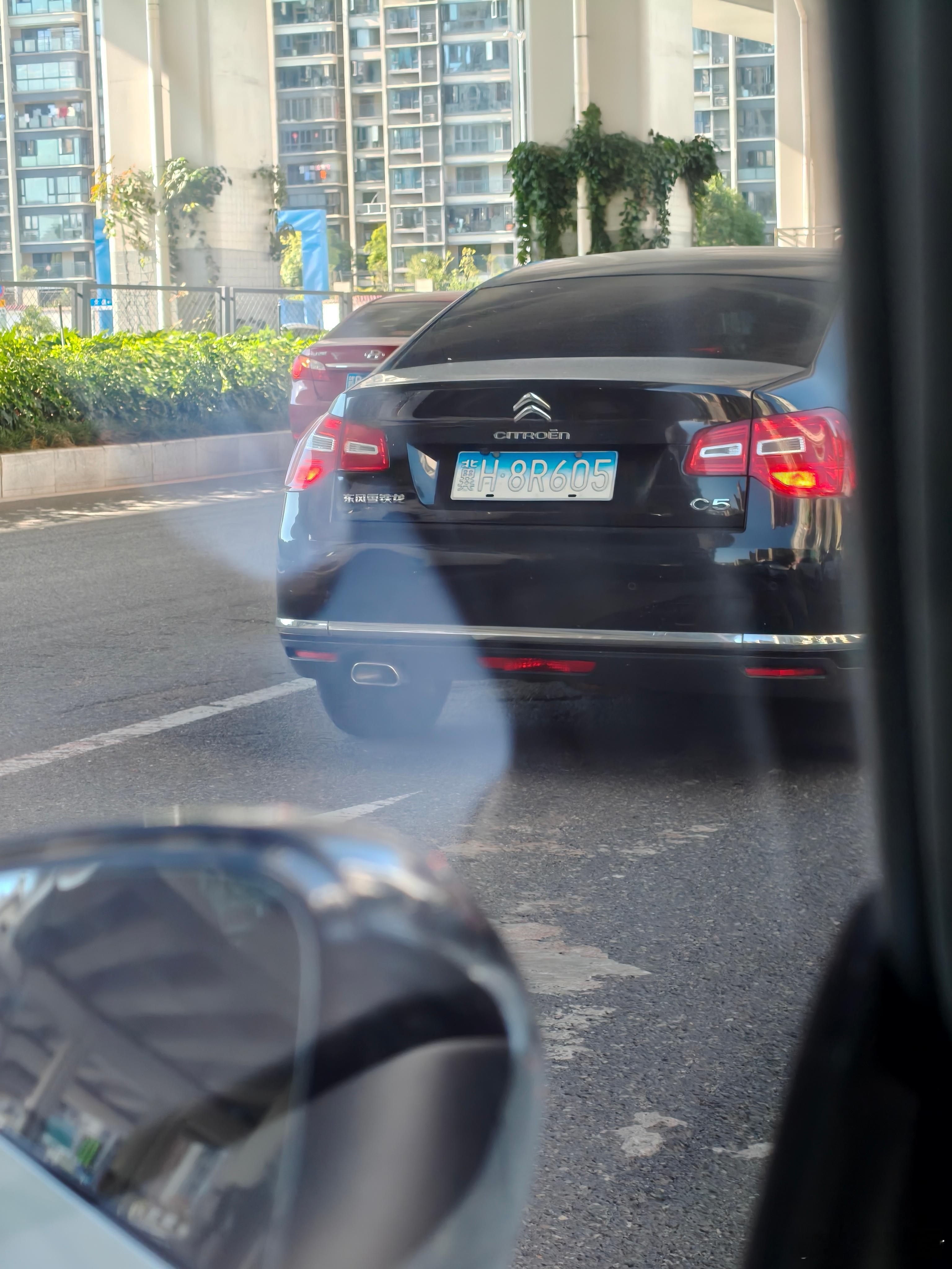 下午在路上看见的这车，车牌都褪色成了“渐变蓝”，还怪好看的hhhhhhhhh！[