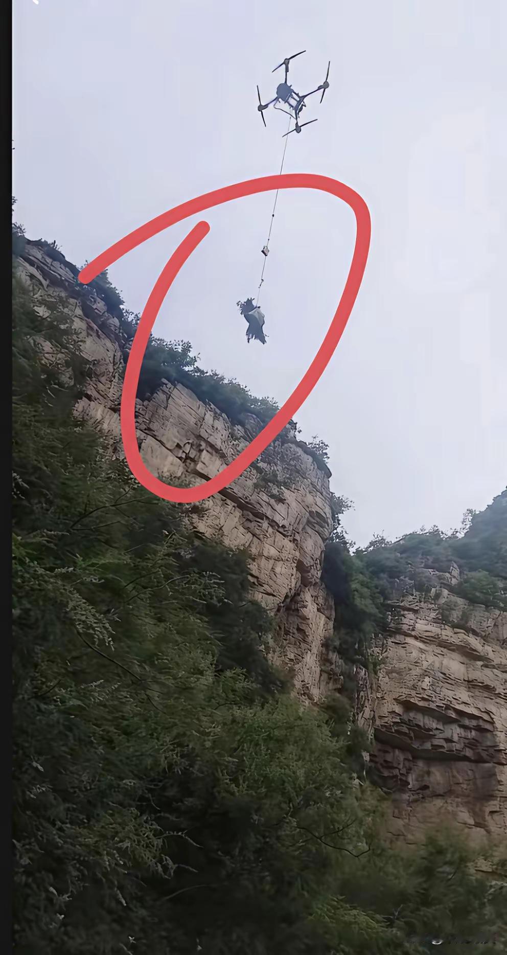 网传这里就是程梦圆坠崖的张良垴二道崖，属于无防护的未开发野线。这已经不能称之为路